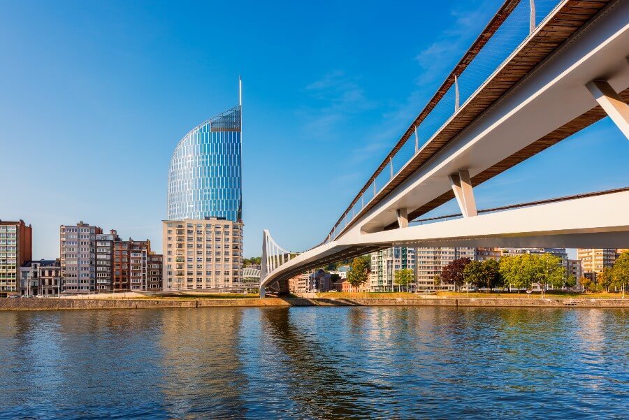 Pont moderne traversant la Meuse à Liège en Belgique