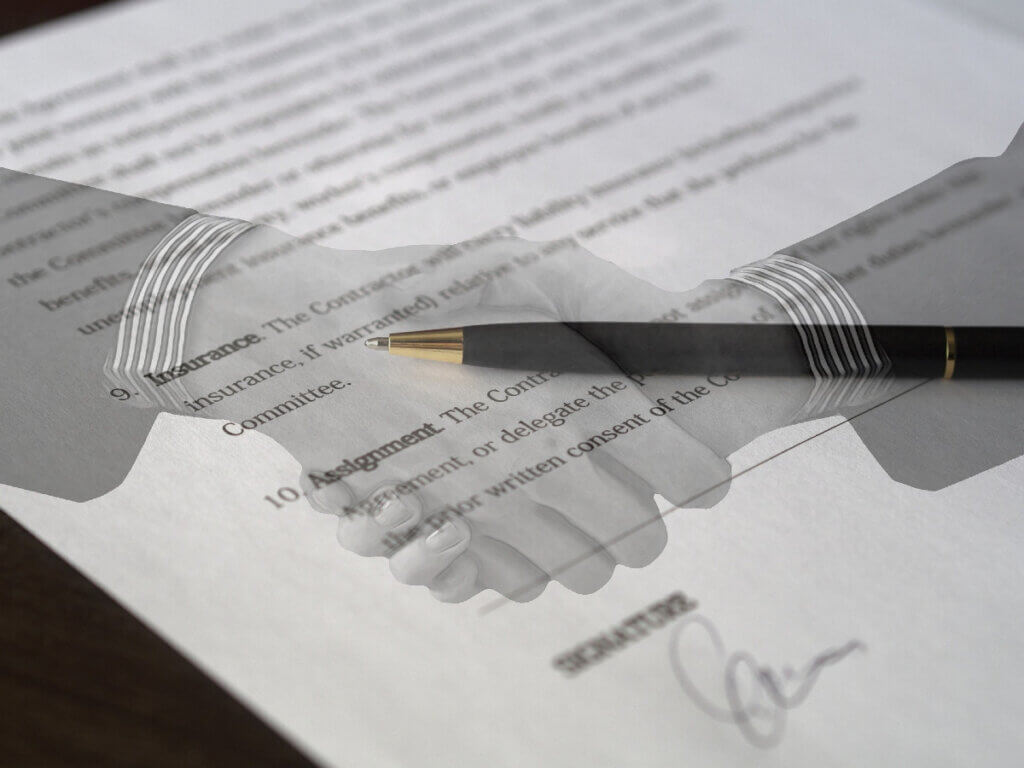 un contrat et deux mains qui se serrent en arriere plan