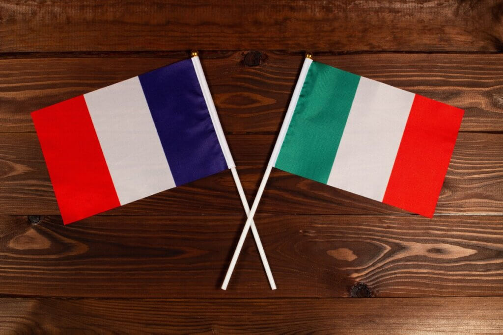 drapeau français et drapeau italien