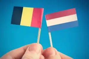 drapeaux Pays-Bas et Belgique, traduction français néerlandais